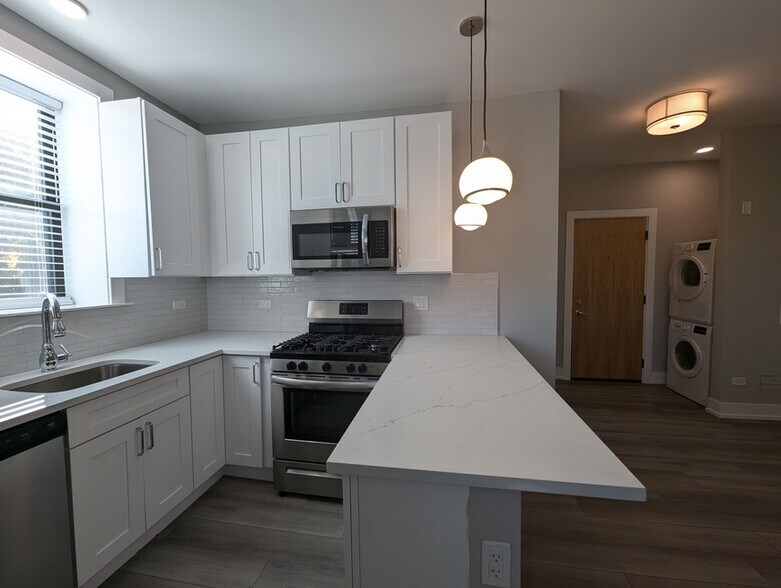 Building Photo - 3943 N Janssen Ave