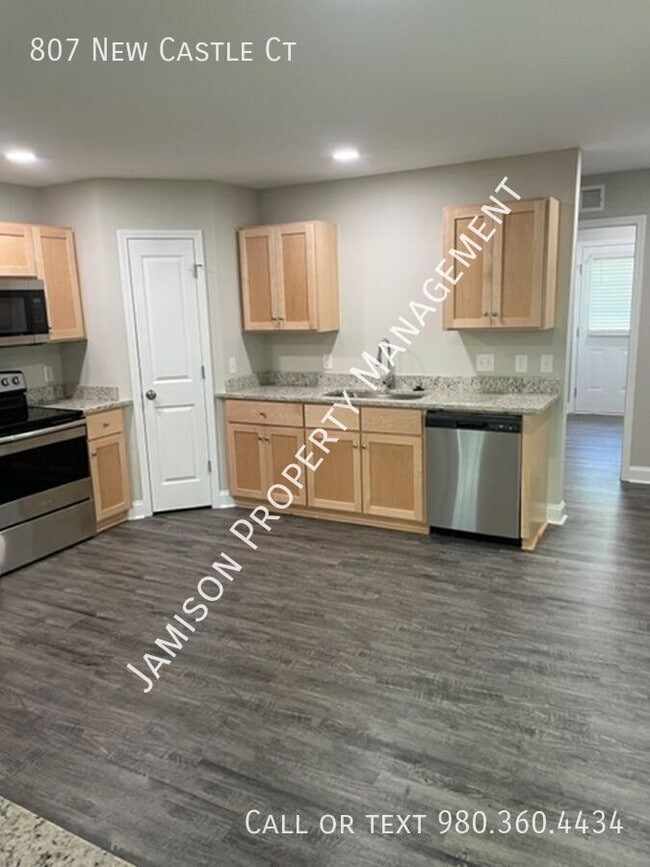 Building Photo - 807 New Castle Ct