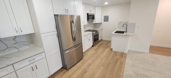 Primary Photo - 2511 W Sunflower Ave