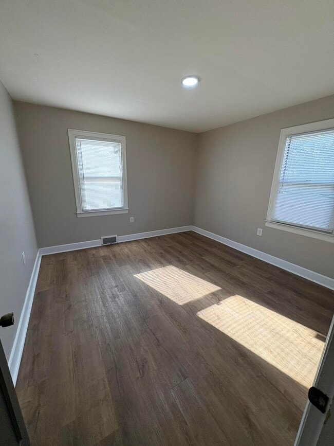 Building Photo - 5 Lake St