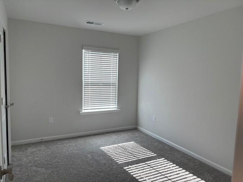 Building Photo - 124 Abbots Mill Dr