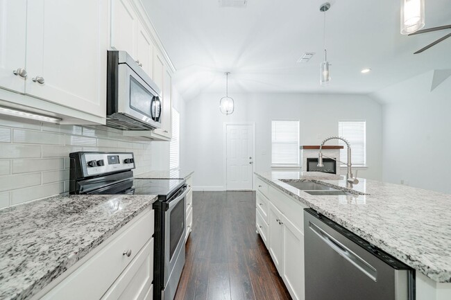 Building Photo - Beautifully Updated 3-Bed, 2-Bath Home Nea...