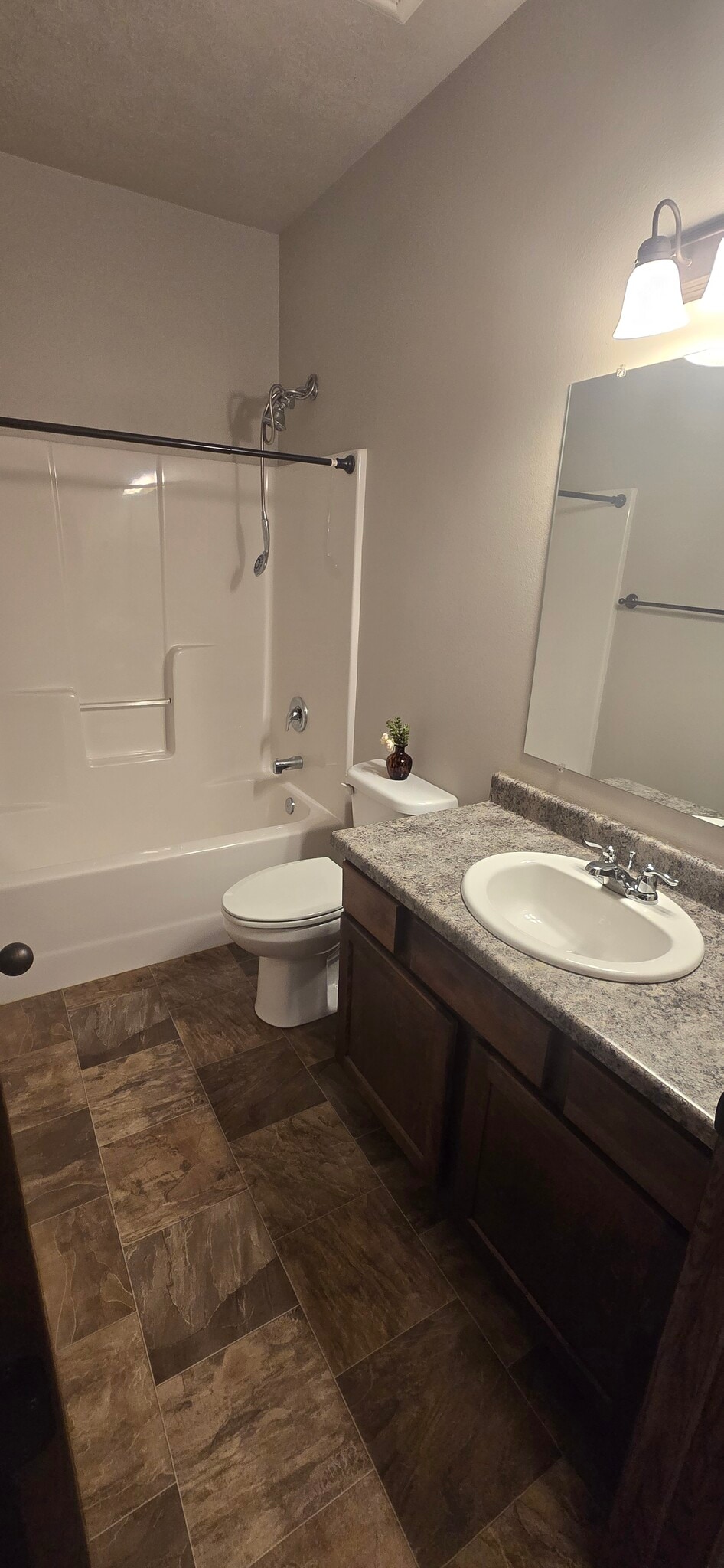 Guest Bath with Tub/ Shower Combo. - 3511 E Bison Trl