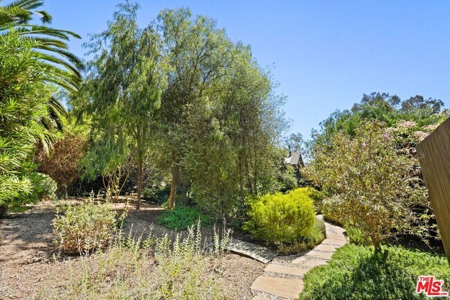 Building Photo - 21344 Colina Dr