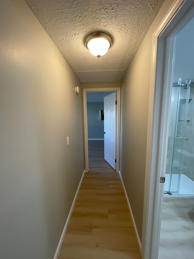 Building Photo - Main floor 2 bed 1 bath updated condo in C...