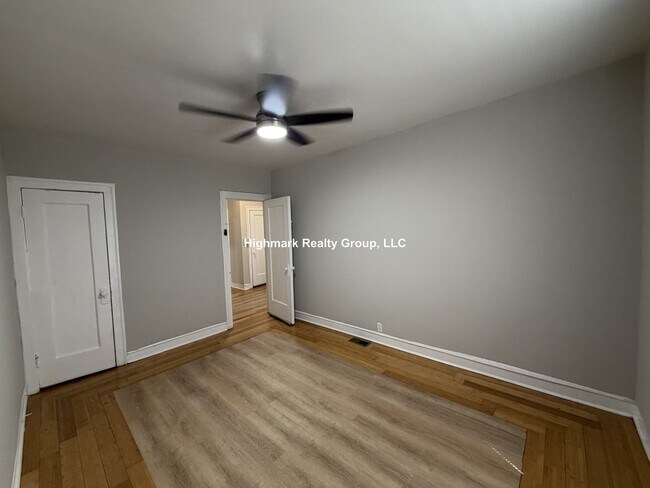 Building Photo - 6304 N Oakley Ave