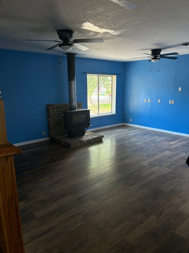 Building Photo - 4 B/R 2 1/2 BA House in Gridley AVAILABLE ...