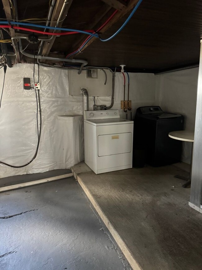 Building Photo - Beautiful, Meticulously Maintained Home in Perrysburg