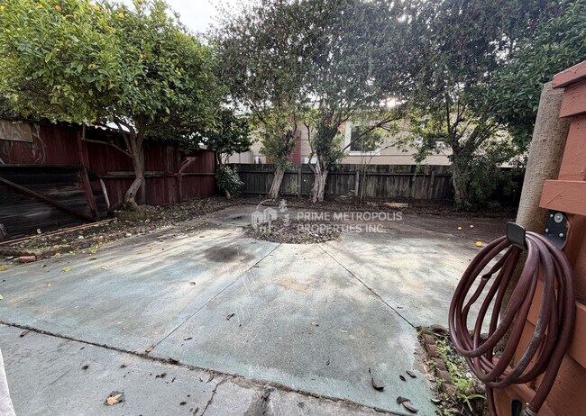 Building Photo - 999 31st St