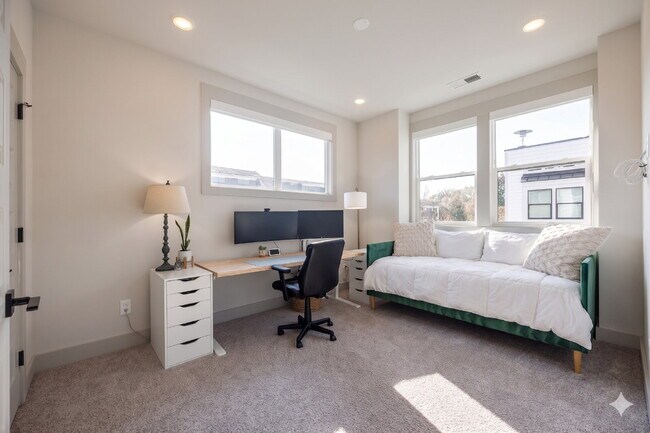 Building Photo - Luxury Living with amazing views!