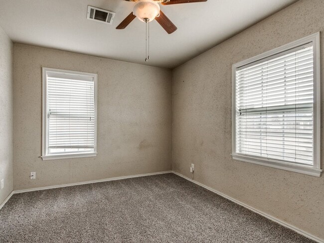 Building Photo - 3 bed 1 bath updated with beautiful garage...