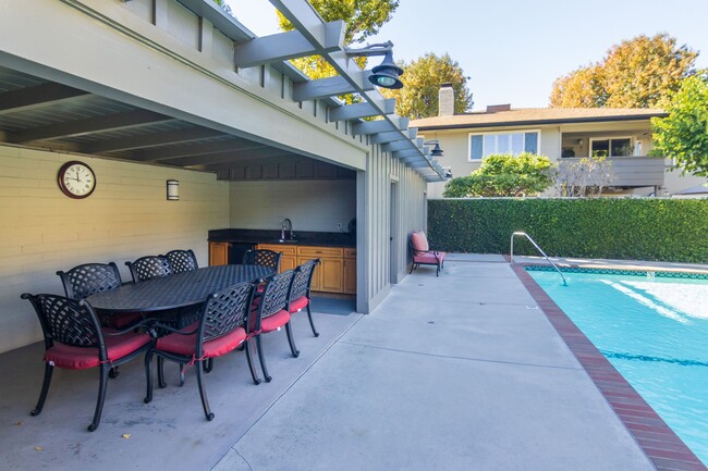 Building Photo - 924 S Orange Grove Blvd