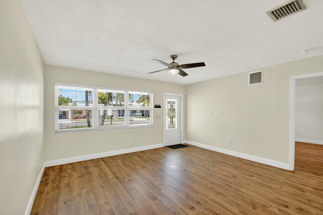 Building Photo - 422 W Ocean Ave