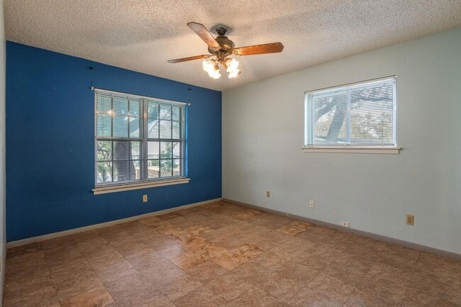 Building Photo - 8401 Tecumseh Dr