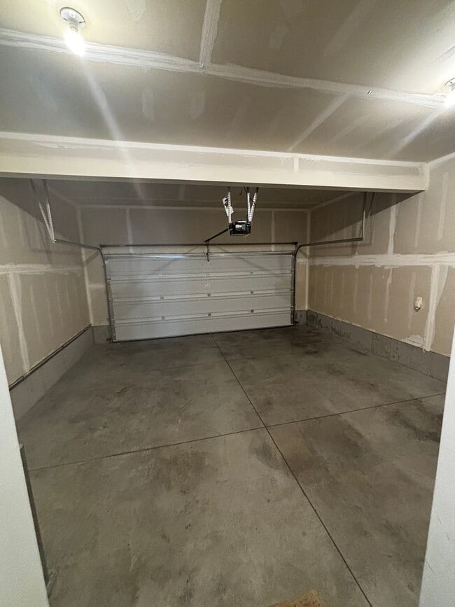 Building Photo - Newer SE 3 Bdrm House, All Appliances incl W/D, Air Cond, Community Pool, Double Garage