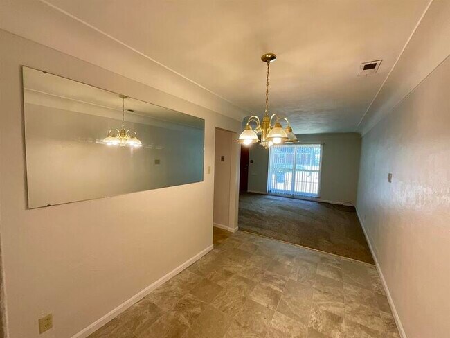 Building Photo - 1715 Menard Dr