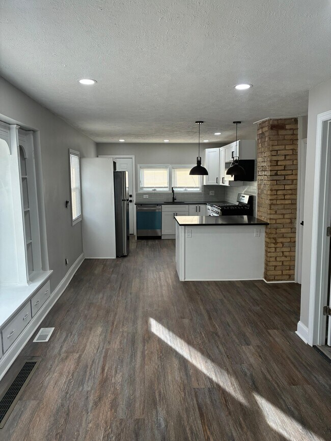 Building Photo - 2721 Woodbridge Ave