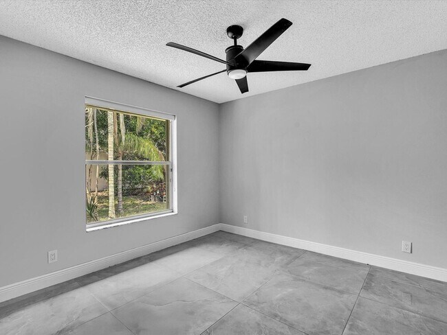 Building Photo - 10434 NW 6th Ct