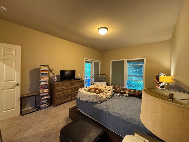 Building Photo - 3 Bedroom, 3 Bathroom House - Walking distance to the beach