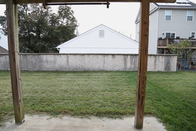 Building Photo - 470 Old Elm St
