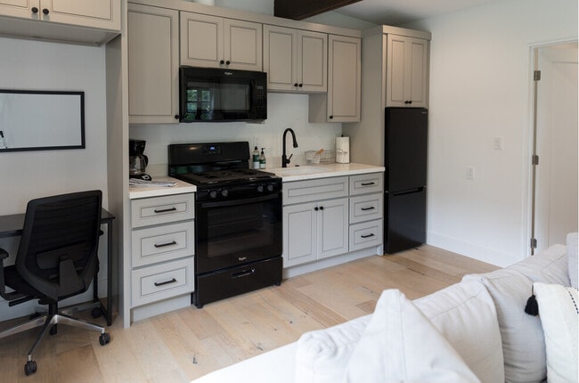 Building Photo - Fully Furnished Back House- Prime Location