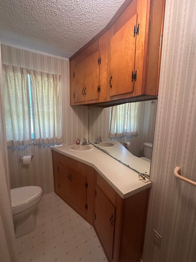 Building Photo - Charming 3-Bedroom, 2-Bath Home in Peacefu...