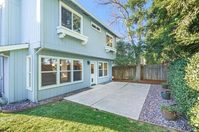 Building Photo - Charming 3-Bedroom, 2.5-Bathroom Home Avai...