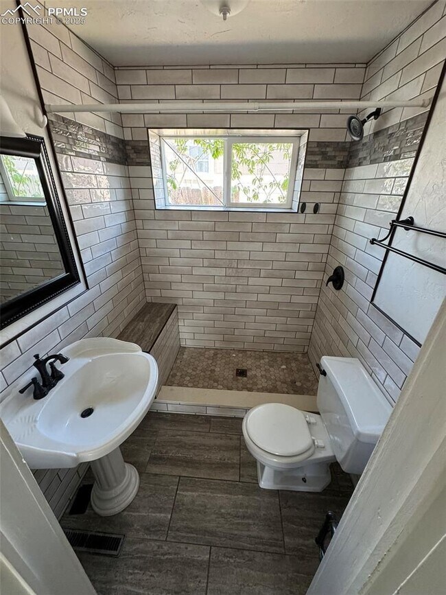 Building Photo - Centrally Located 1 Bedroom 1 Bathroom wit...