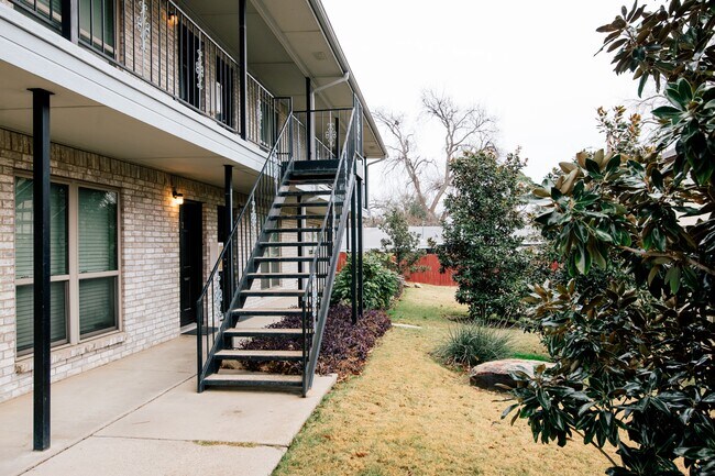 Building Photo - 115 Bernard St