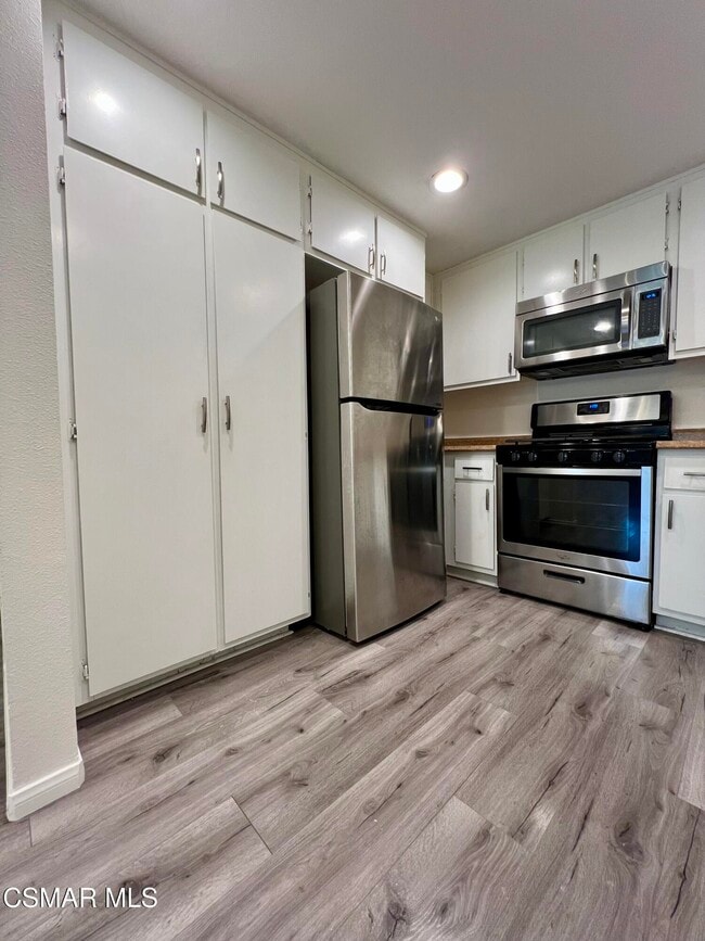 Building Photo - 1342 E Hillcrest Dr