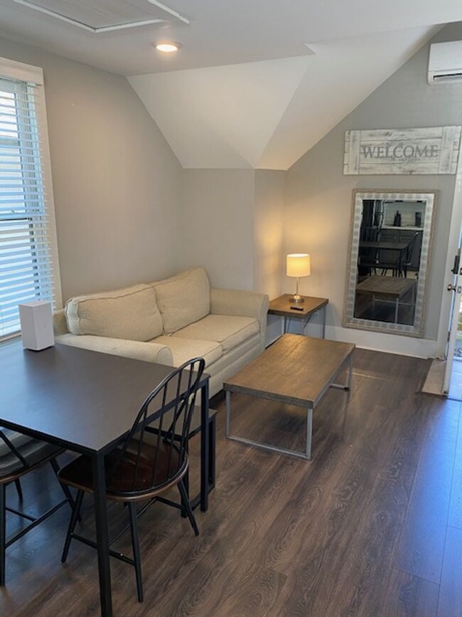 Primary Photo - Charming 1-Bedroom Apartment Over Garage f...