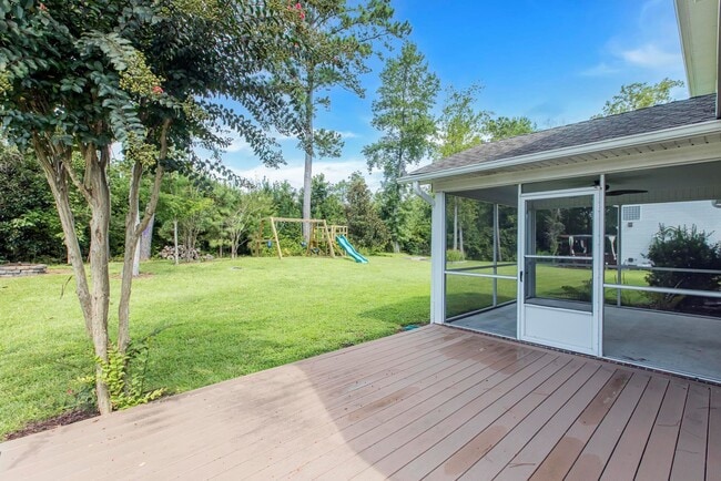 Building Photo - Large 3 bedroom with BONUS room!