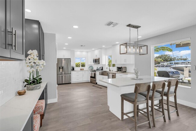 Building Photo - 2005 N Riverside Dr