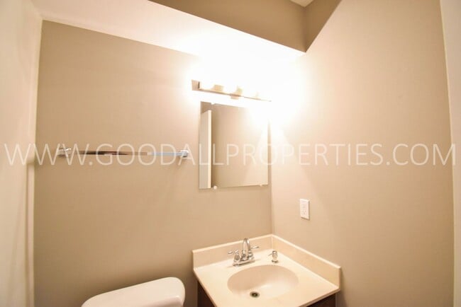 Building Photo - 3 Bed 2.5 bath Home with a fully fenced yard in West Des Moines with a 2-Car attached garage