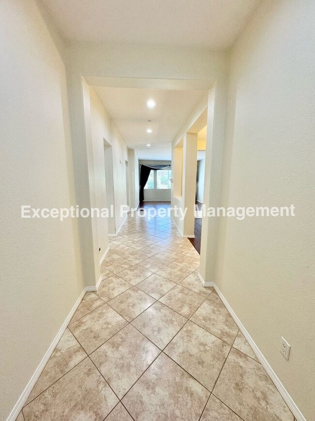 Building Photo - Beautiful 3 bedroom 3 bathroom single stor...