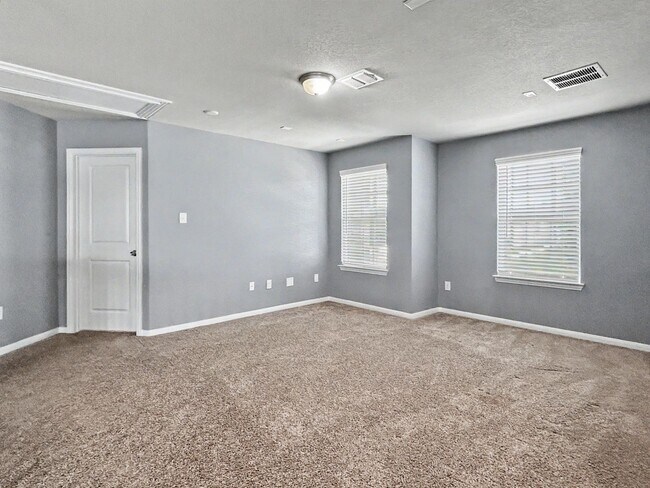 Building Photo - Spacious 4-Bedroom w/ Loft - Far West San Antonio