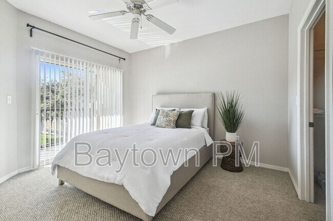 Building Photo - 10025 Courtney Palms Blvd