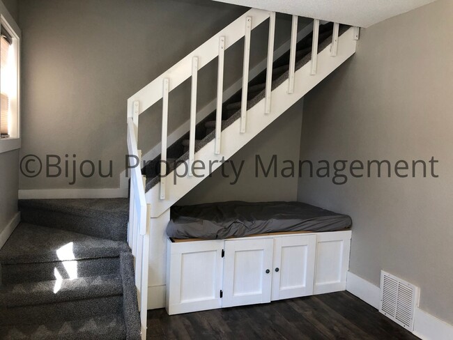 Building Photo - Lovely Three Bedroom Home