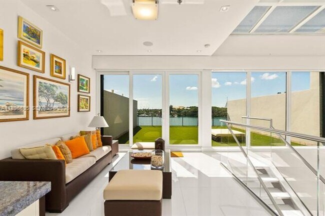 Building Photo - 1000 Venetian Way