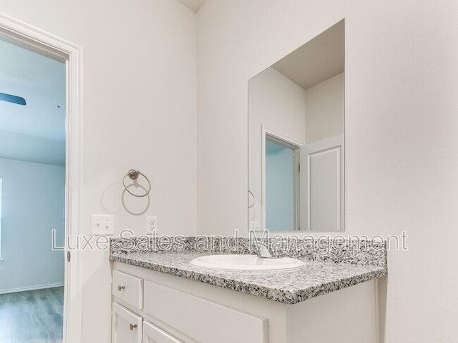 Building Photo - 3703 N Divis Ave