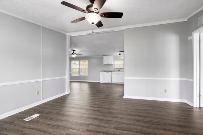 Building Photo - 3 Bed 2 Bath Home Close to Fort Bragg
