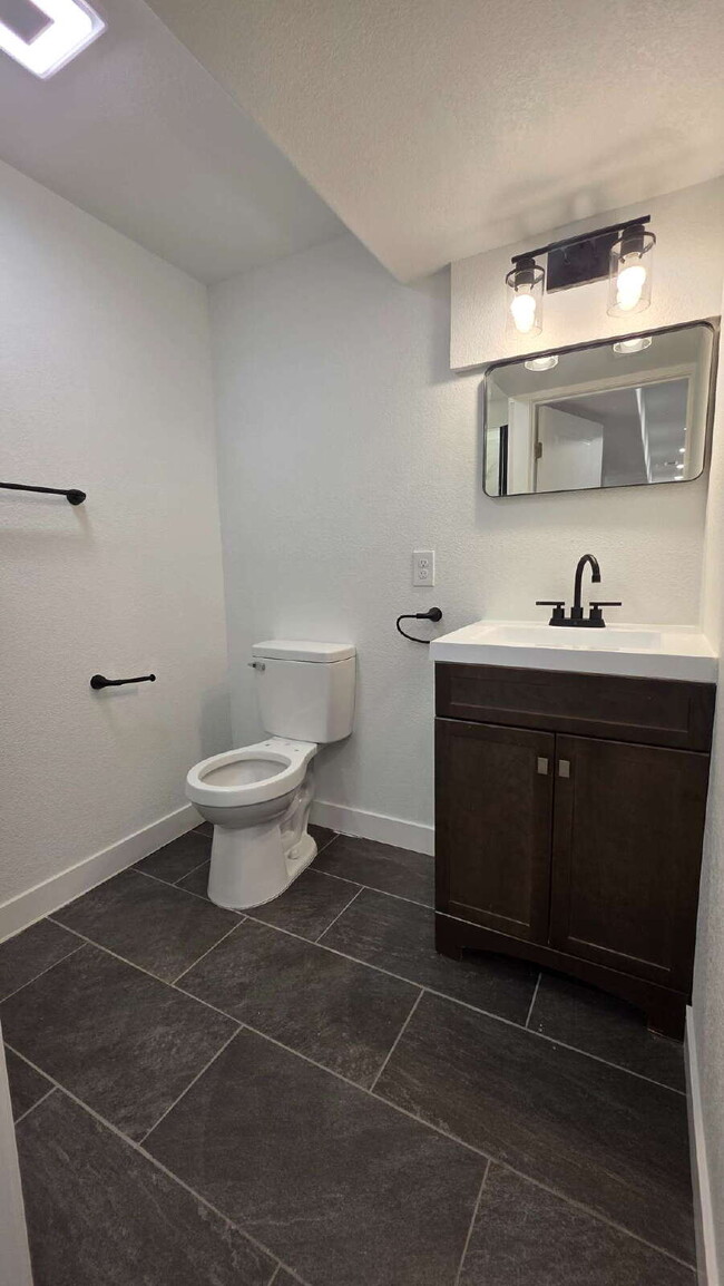 Building Photo - Lorson Ranch 5 bedroom Townhouse near military bases