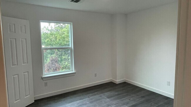 Building Photo - Fall in Love with This Beautiful 3-Bed Home