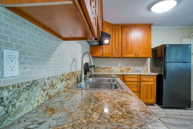 Building Photo - 1 bedroom 1 bath Makai side