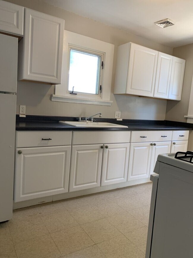 Building Photo - STUDENTS WELCOME! Adorable Single-Family Home in Historic Old Town