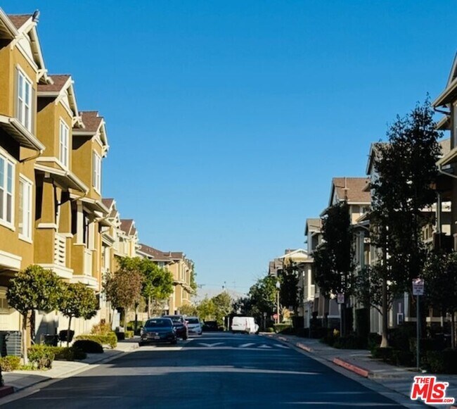 Building Photo - 1800 Oak St