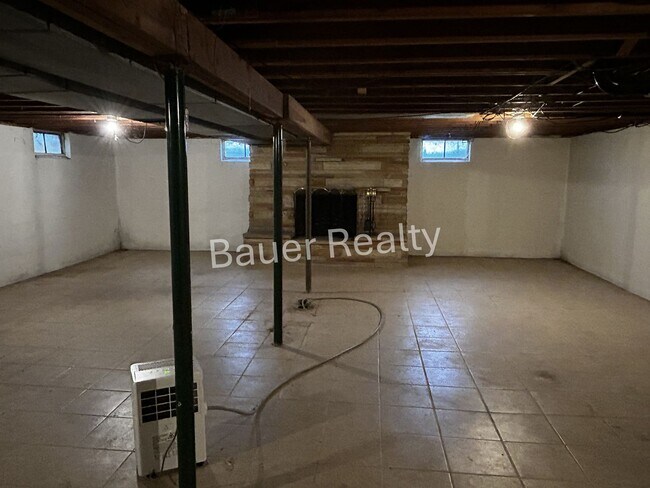 Building Photo - Three Bedroom, Crestview Local Schools