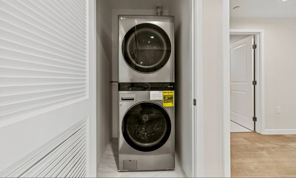 Building Photo - 423 Oak St