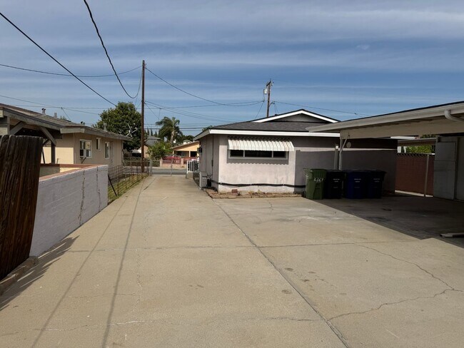 Building Photo - 2727-2729 Kelburn Avenue