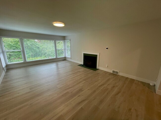 Building Photo - 7605 Sunset Cir W